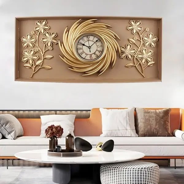 ساعة حائط مع تصاميم للديكور لون ذهبي